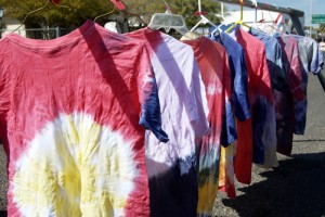  camisas teñidas con corbata que se secan en perchas